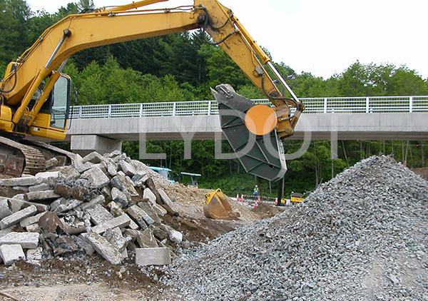 Jaw Crusher Bucket on Site(图1)